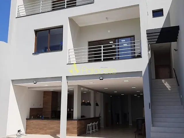 Casa com 300m² 4 quartos e 2 banheiros, à venda, no bairro Village Mantiqueira em Guaratinguetá