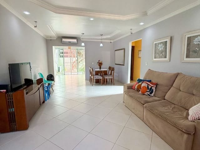 Casa com 225m² 3 quartos e 2 banheiros, à venda, no bairro São Marcos em Macaé