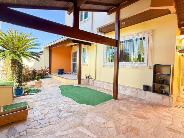 Casa com 225m² 3 quartos e 2 banheiros, à venda, no bairro São Marcos em Macaé