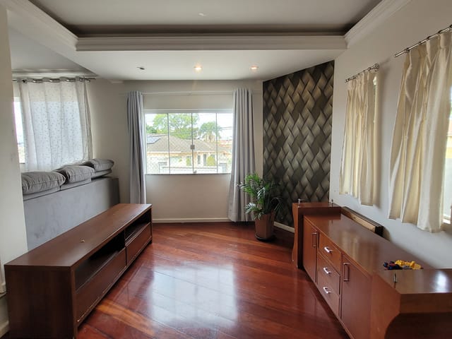 Casa com 280m² 6 quartos e 6 banheiros, à venda, no bairro Orfãs em Ponta Grossa