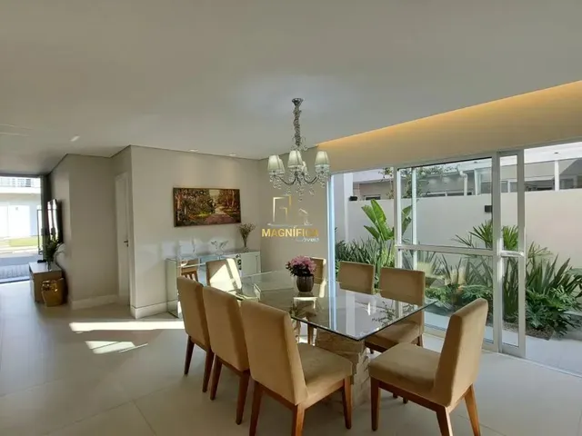 Casa 3 quartos e 8 banheiros, à venda, no bairro Santa Quitéria em Curitiba