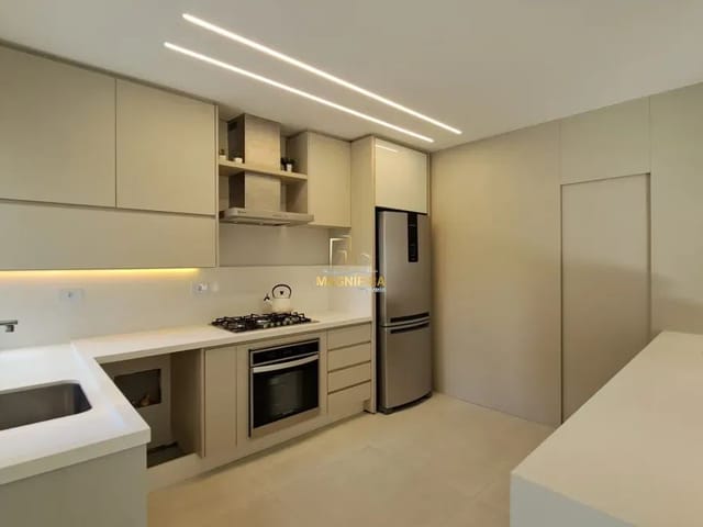 Casa 3 quartos e 8 banheiros, à venda, no bairro Santa Quitéria em Curitiba