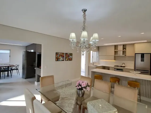 Casa 3 quartos e 8 banheiros, à venda, no bairro Santa Quitéria em Curitiba