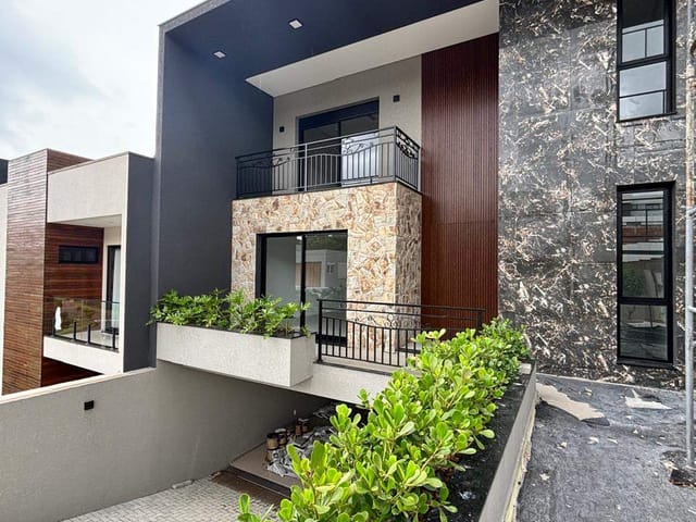 Casa com 254m² 3 quartos e 3 banheiros, à venda, no bairro Colônia Dona Luíza em Ponta Grossa