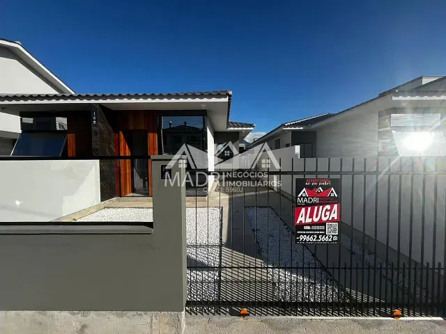 Casa 3 quartos e 2 banheiros, para alugar, no bairro Nova Palhoça em Palhoça