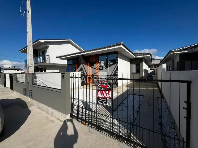 Casa 3 quartos e 2 banheiros, para alugar, no bairro Nova Palhoça em Palhoça
