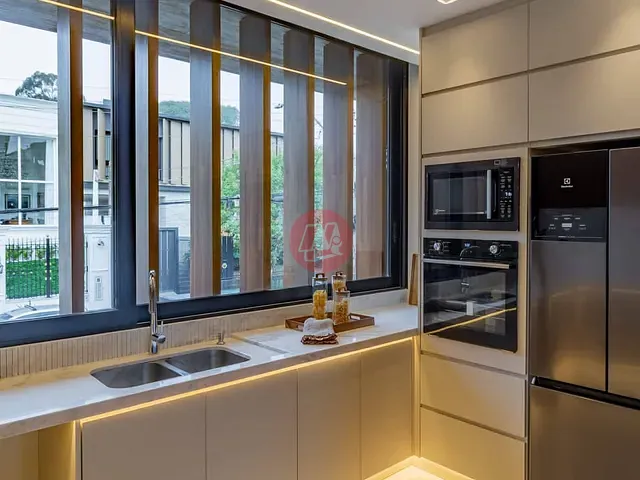 Casa 3 quartos e 3 banheiros, à venda, no bairro Três Figueiras em Porto Alegre