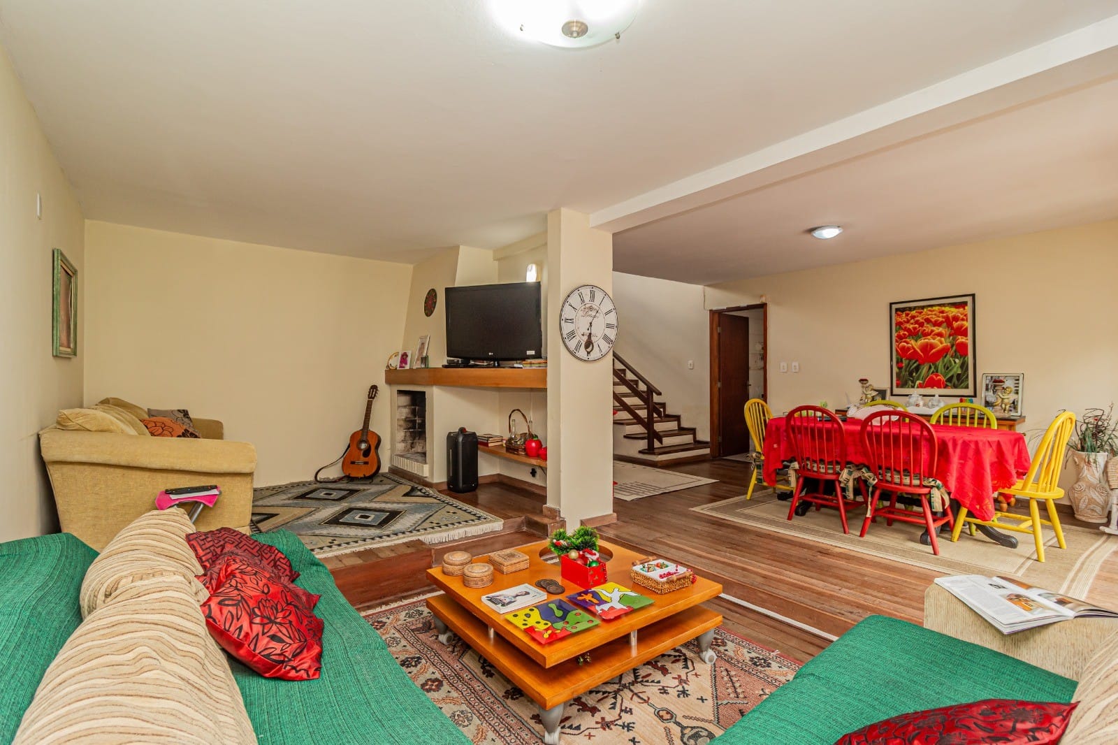 Casa à venda no Areal, Pelotas - com 400 m², 4 quartos (sendo 1 suíte), sacada, garagem e área gourmet com piscina e churrasqueira.