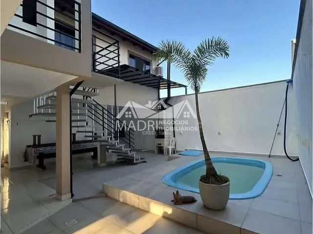 Casa 4 quartos e 3 banheiros, à venda, no bairro Madri em Palhoça