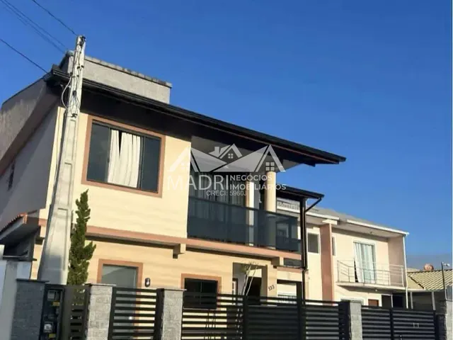 Casa 4 quartos e 3 banheiros, à venda, no bairro Madri em Palhoça
