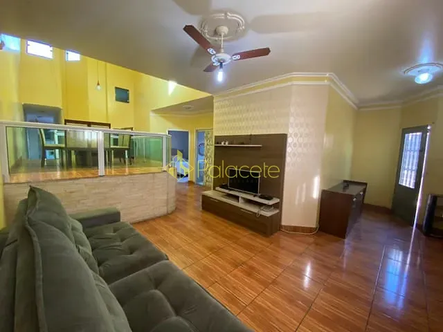 Casa com 300m² 4 quartos e 3 banheiros, à venda, no bairro Jardim Gurilândia em Taubaté