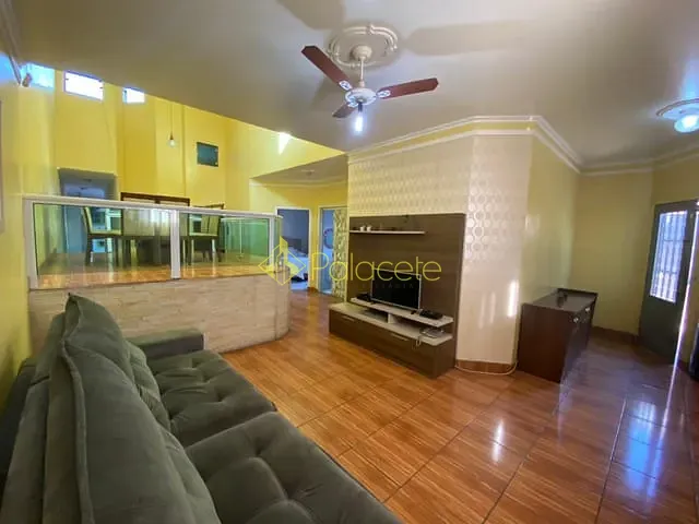 Casa com 300m² 4 quartos e 3 banheiros, à venda, no bairro Jardim Gurilândia em Taubaté