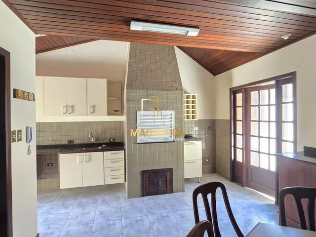 Casa 4 quartos e 4 banheiros, à venda, no bairro Uberaba em Curitiba