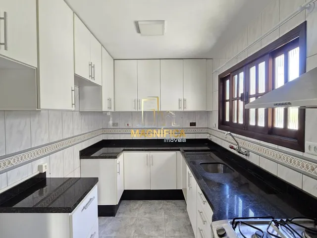 Casa 4 quartos e 4 banheiros, à venda, no bairro Uberaba em Curitiba