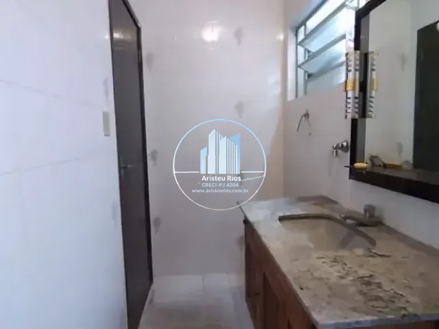 Casa com 200m² 4 quartos e 1 banheiro, à venda, no bairro Centro em Pouso Alegre