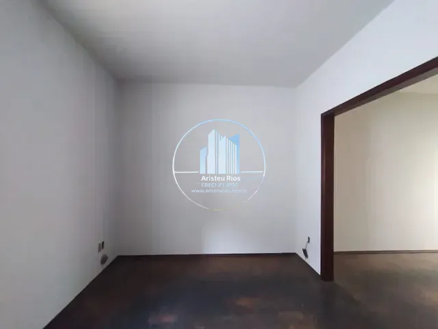 Casa com 200m² 4 quartos e 1 banheiro, à venda, no bairro Centro em Pouso Alegre
