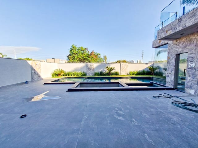 Casa com 600m² 6 quartos e 9 banheiros, à venda, no bairro Barra da Tijuca em Rio de Janeiro