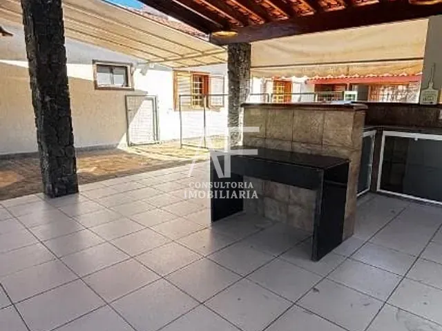 Casa com 1000m² 3 quartos e 4 banheiros, à venda ou para alugar, no bairro Nossa Senhora do Perpétuo Socorro em Pindamonhangaba