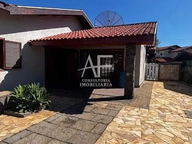 Casa com 1000m² 3 quartos e 4 banheiros, à venda ou para alugar, no bairro Nossa Senhora do Perpétuo Socorro em Pindamonhangaba