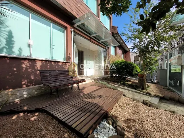 Casa com 400m², à venda, no bairro Petrópolis em Porto Alegre