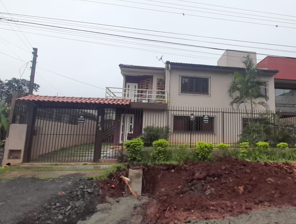 Casa para alugar com 3 dormitórios, 1 banheiro, 2 vagas de garagens e 280m² de área privativa no bairro Maria Goretti