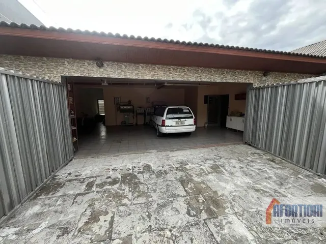 Casa com 550m² 4 quartos e 2 banheiros, à venda, no bairro Rebouças em Curitiba