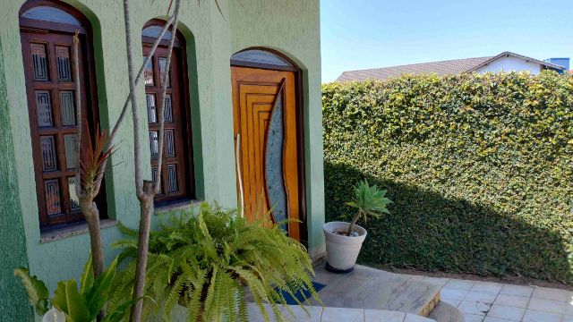 Casa 4 quartos e 5 banheiros, à venda ou para alugar, no bairro Vila Suissa em Mogi das Cruzes