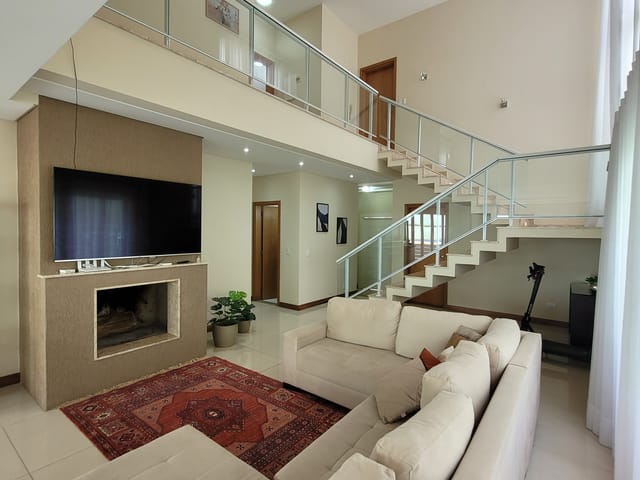 Casa com 385m² 4 quartos e 6 banheiros, à venda, no bairro Orfãs em Ponta Grossa
