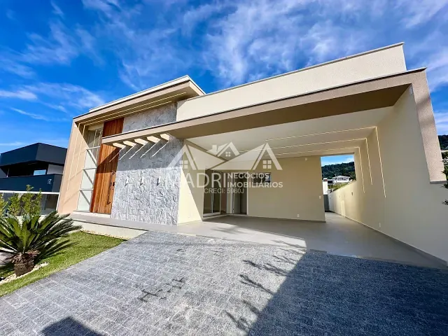 Casa com 300m² 3 quartos e 4 banheiros, à venda, no bairro São Sebastião em Palhoça