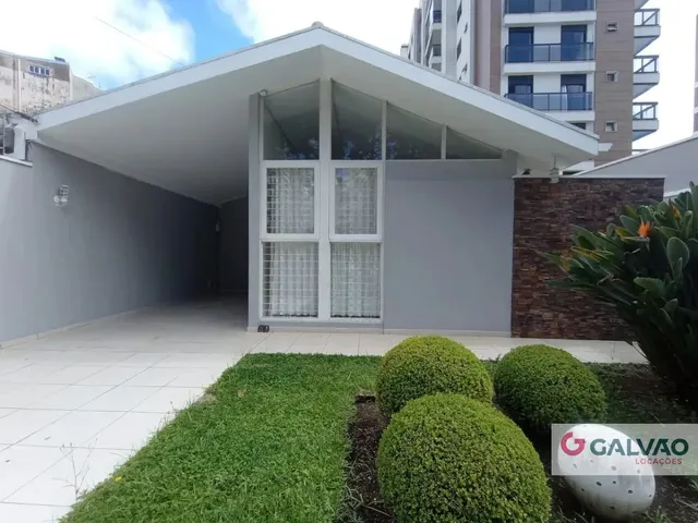 Casa 3 quartos e 2 banheiros, para alugar, no bairro Juvevê em Curitiba