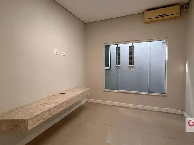 Casa 3 quartos e 2 banheiros, para alugar, no bairro Juvevê em Curitiba