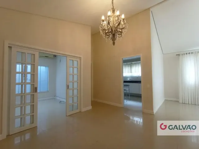 Casa 3 quartos e 2 banheiros, para alugar, no bairro Juvevê em Curitiba