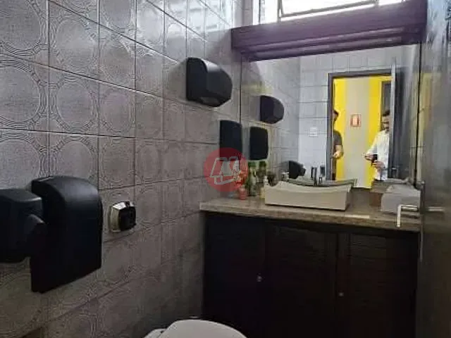 Casa com 360m², para alugar, no bairro Independência em Porto Alegre