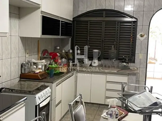 Casa com 595m² 4 quartos e 2 banheiros, à venda, no bairro Vila Lucy em Goiânia