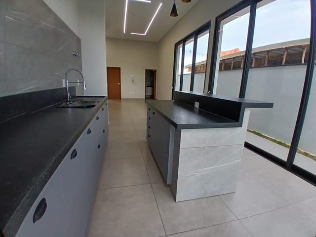 Casa com 300m² 3 quartos e 1 banheiro, para alugar, no bairro Loteamento Fechado Jardim Pôr do Sol em São João da Boa Vista