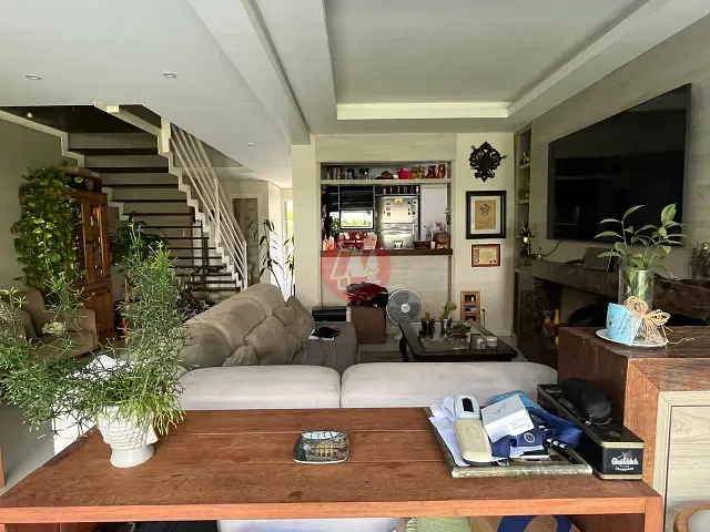 Casa 3 quartos e 4 banheiros, para alugar, no bairro Lomba do Pinheiro em Porto Alegre