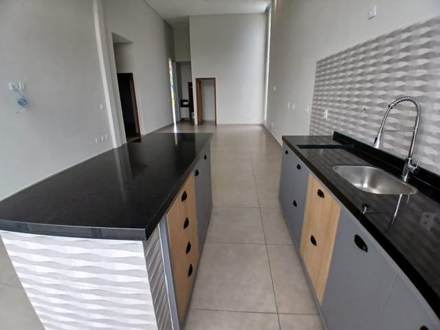 Casa com 300m² 3 quartos e 2 banheiros, para alugar, no bairro Loteamento Fechado Jardim Pôr do Sol em São João da Boa Vista