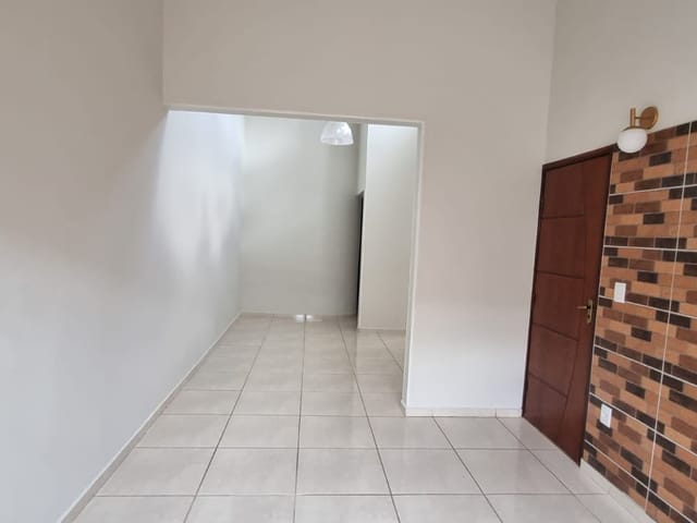 Casa com 250m² 3 quartos e 2 banheiros, para alugar, no bairro Jardim dos Jacarandás Fase 1 em São João da Boa Vista