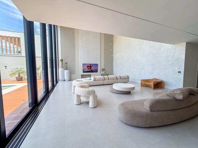 Casa com 1003m² 5 quartos e 7 banheiros, à venda ou para alugar, no bairro Recreio dos Bandeirantes em Rio de Janeiro