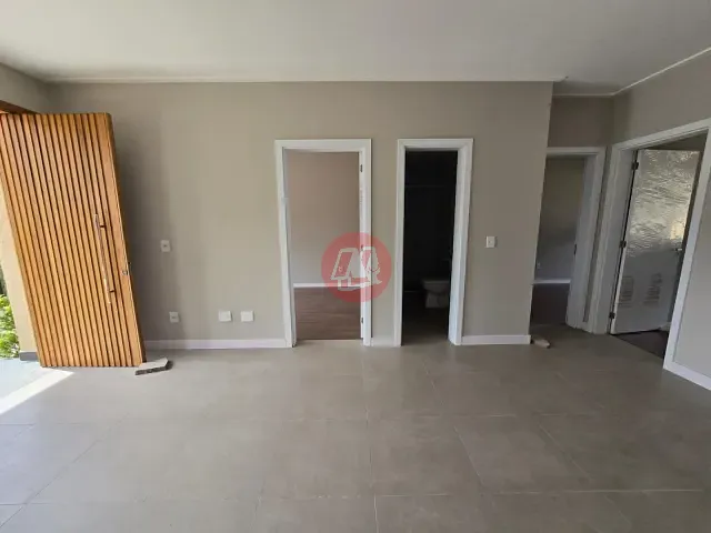 Casa 3 quartos e 1 banheiro, para alugar, no bairro Guarujá em Porto Alegre