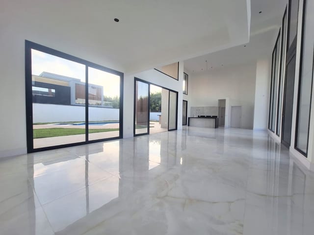 Casa com 775m² 4 quartos e 6 banheiros, à venda, no bairro Condomínio Residencial Colinas do Paratehy em São José dos Campos