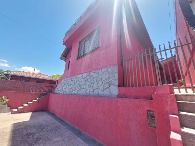 Locação - Casa com 4 quartos (sendo 1 suíte), 1 vaga de garagem, Churrasqueira, Próximo a Rodoviária, Centro.