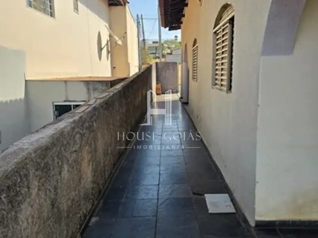 Casa 4 quartos e 2 banheiros, à venda, no bairro Jardim Petrópolis em Goiânia