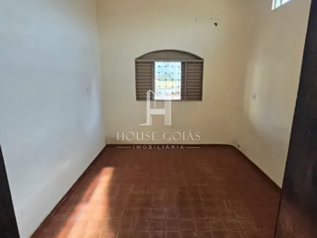 Casa 4 quartos e 2 banheiros, à venda, no bairro Jardim Petrópolis em Goiânia