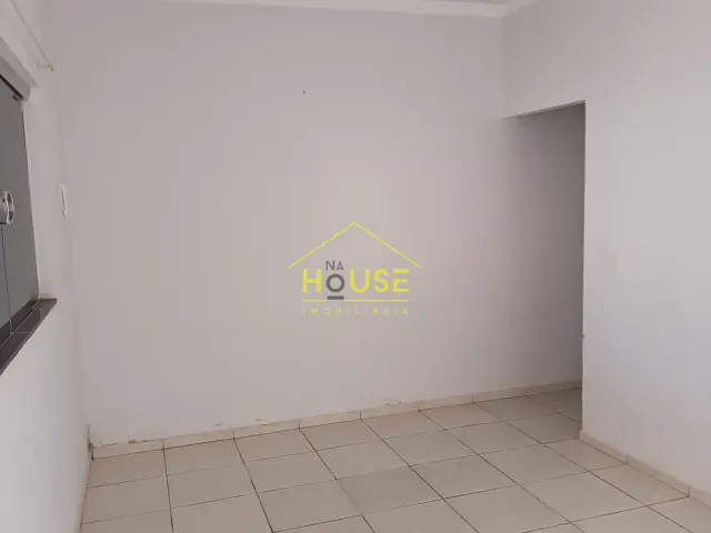 Casa 2 quartos e 1 banheiro, à venda ou para alugar, no bairro Parque Universitário em Fernandópolis