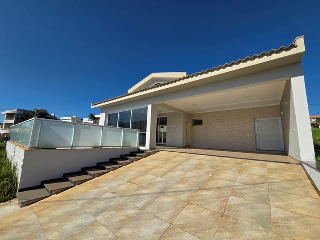 Casa 3 quartos e 4 banheiros, para alugar, no bairro Jardim Nova São João em São João da Boa Vista