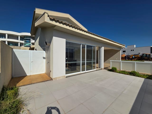 Casa 3 quartos e 4 banheiros, para alugar, no bairro Jardim Nova São João em São João da Boa Vista