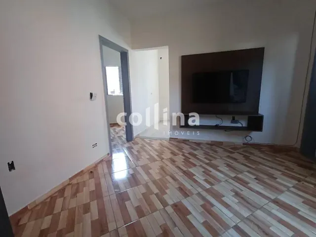 Casa 2 quartos e 1 banheiro, para alugar, no bairro Chácara Adriana Aparecida em Carapicuíba