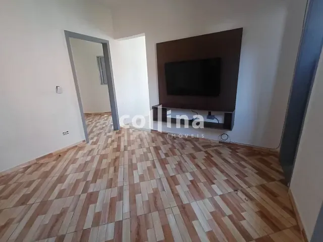 Casa 2 quartos e 1 banheiro, para alugar, no bairro Chácara Adriana Aparecida em Carapicuíba
