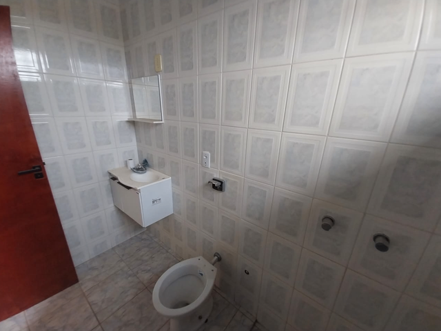 Casa com 250m² 2 quartos e 1 banheiro, à venda ou para alugar, no bairro Jardim São Salvador em São João da Boa Vista